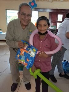 A través de la donación de un regalo que personas de buena voluntad dentro y fuera de la Asociación Quincho Barrilete deciden apadrinar, se logró la entrega para Niños, Niñas y Adolescentes de los Centros de Atención Comunitaria de los barrios Milagro de Dios, 18 de Mayo y de Atención Integral del barrio Costa Rica. La entrega de estos presentes se realizó el 06 de diciembre del 2022, en un ambiente de alegría para la niñez y adolescencia atendida.