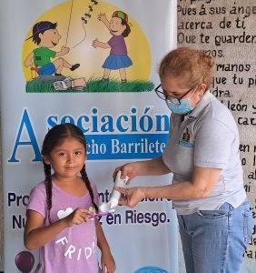 El equipo técnico de la Asociación Quincho Barrilete (AQB), realiza practicas diarias del cepillado dental con los Niños, Niñas y Adolescentes (NNA), atendidos con el objetivo de incentivar el hábito y una higiene bucal correcta, para prevenir las caries , sarro y otras enfermedades relacionadas con la mala higiene bucal.